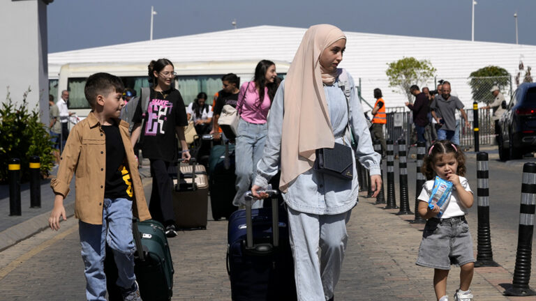 👣 المحور التاسع: “الجثث المنسية” (الوضع الإنساني في زمن النزوح الكبير) طهران تُفرغ من سكانها.. كيف تحولت شوارع العاصمة إلى ممرات للهروب الجماعي من “جحيم القصف”؟