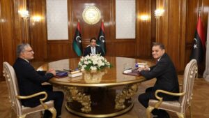 تقرير استراتيجي: إعادة هيكلة السلطة التنفيذية.. بين “سند الملكية” الدستوري و”عصيان” البرلمان