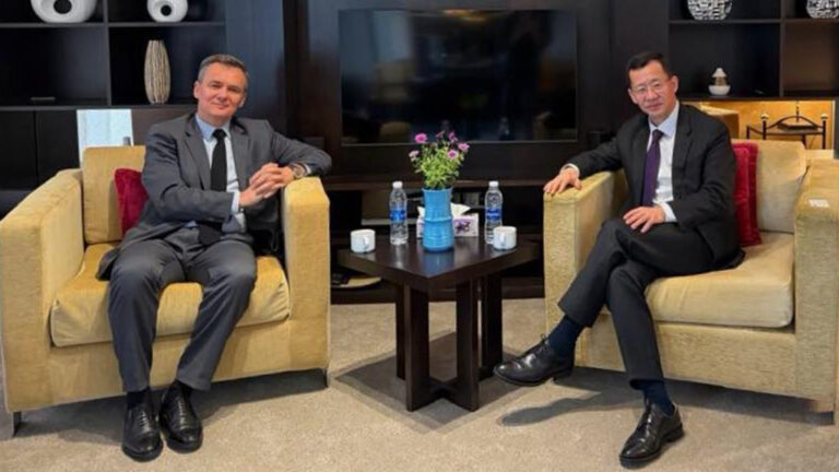 🇫🇷الليبيون والفرنسيون: إعادة ضبط البوصلة الدبلوماسية في “زمن التوافقات”