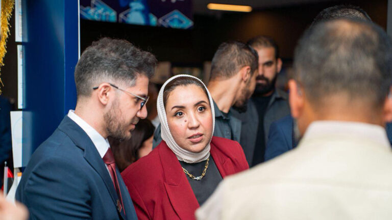 🎓[قوةُ ‘الناعم’.. هل تنجحُ ‘رندة غريب’ في ترميمِ الجسورِ التي حطمتها ‘بيروقراطيةُ الرجال’؟]