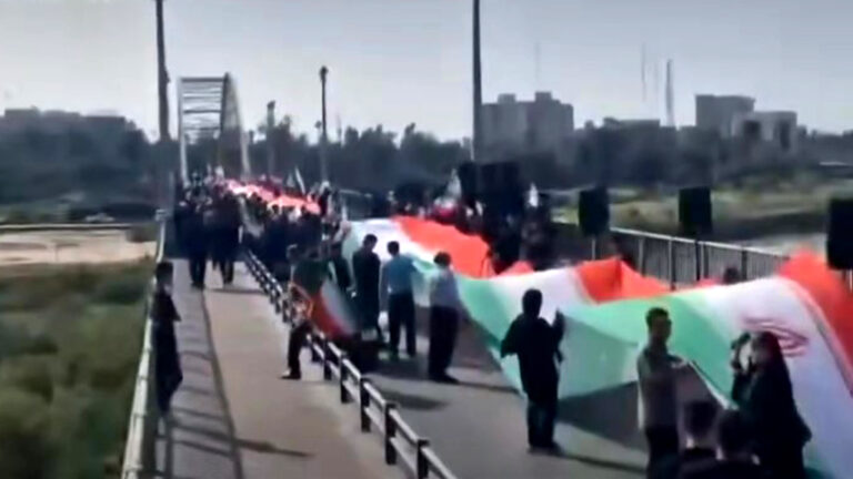 بزشكيان وقاليباف في خندق “المضحين”.. وبوشهر تحت حماية “الدروع الآدمية”!