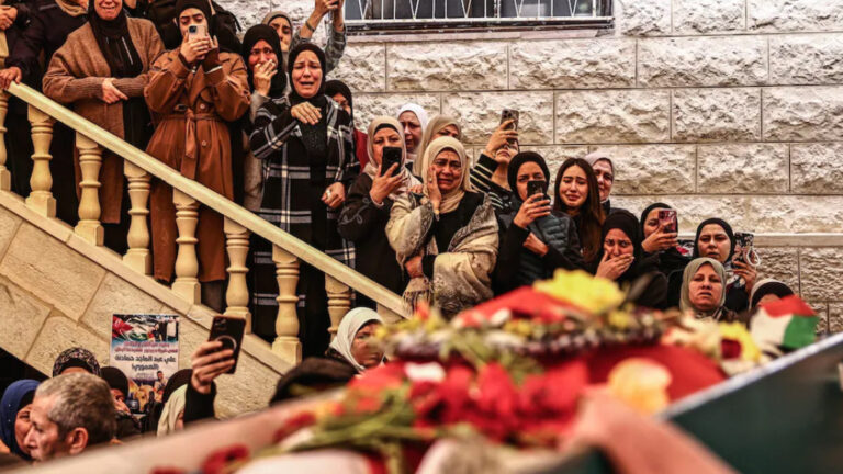 وداع “الـ 23 ربيعاً”.. دير جرير تشيع علي حامدنة بعد رصاص المستوطنين