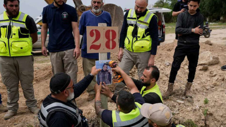 الرقم 28 باللون الأحمر”.. في صور، الأرض تضيق بجثامين الأحلام!