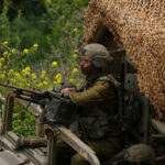 “كمين الألوان”.. عسكر الاحتلال يختبئون خلف “شبكات الوهم” في أحراش الجنوب