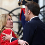 مباشر : ماكرون يكسر ‘الحواجز الشخصية’ لميلوني في قمة هرمز.. إيطاليا تتحفظ، وفرنسا تقود ‘مقامرة الأساطيل’ في مياه الخليج!”