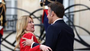 مباشر : ماكرون يكسر ‘الحواجز الشخصية’ لميلوني في قمة هرمز.. إيطاليا تتحفظ، وفرنسا تقود ‘مقامرة الأساطيل’ في مياه الخليج!”