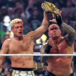 مباشر: “كودي رودز ينجو من ‘مقصلة الأفعى’ في ليلة الدماء بلاس فيغاس.. خيانة متبادلة تُنهي أحلام أورتن، و’الركلة القاتلة’ تترك البطل حطاماً!”