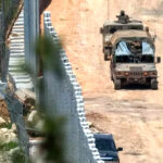 مباشر: “إسرائيل تستنسخ ‘جدار غزة’ في الجنوب اللبناني.. دماء ‘خوذة فرنسية’ تُشعل غضب ماكرون، وتل أبيب تصرخ: ‘ترامب تركنا وحيدين أمام صواريخ طهران!'”