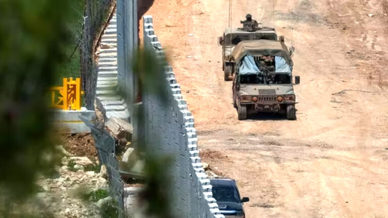 مباشر: “إسرائيل تستنسخ ‘جدار غزة’ في الجنوب اللبناني.. دماء ‘خوذة فرنسية’ تُشعل غضب ماكرون، وتل أبيب تصرخ: ‘ترامب تركنا وحيدين أمام صواريخ طهران!'”