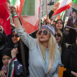 مباشر : بنادق خلف الحجاب.. طهران تستعيض عن ‘العروض الكبرى’ بمسيرات نسائية مسلحة”