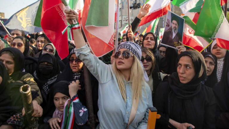 مباشر : بنادق خلف الحجاب.. طهران تستعيض عن ‘العروض الكبرى’ بمسيرات نسائية مسلحة”