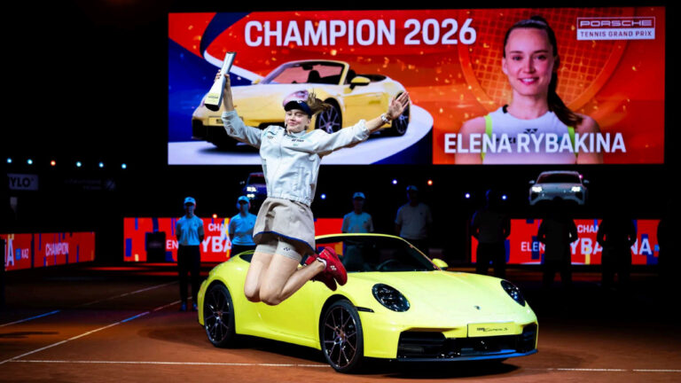 مباشر: “ريباكينا تلتهم ‘بورش’ شتوتغارت للمرة الثانية.. إيلينا تكسر عقدة ‘الألقاب المتفردة’ وتسحق موتشوفا في ليلة السيادة المطلقة على التراب!”