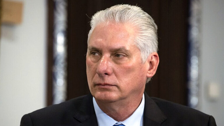 مباشر: “ترامب يفتح ملف ‘الجزيرة المنهارة’..هافانا تُفعل ‘حرب الشعب’، ومناورة ‘ستارلينك’ تصطدم بصخور عائلة كاسترو!”