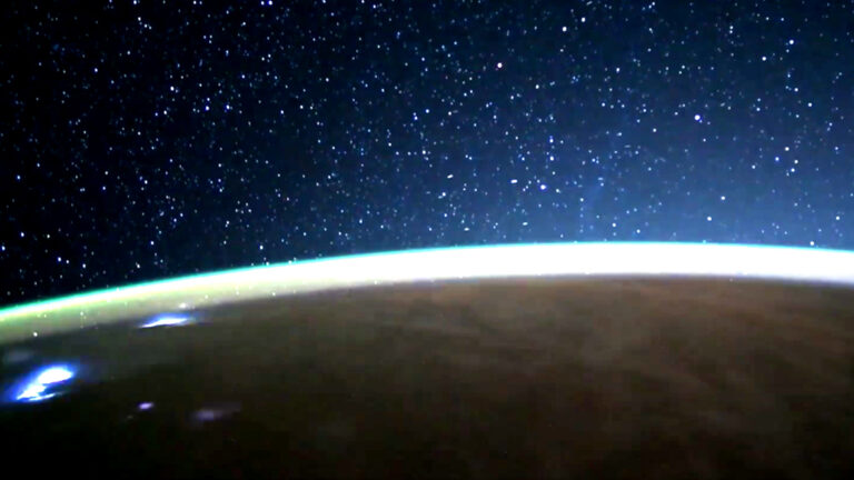 آخر تحديث : من “موسكو الفضائية” إلى المحيط الهادئ.. رائد روسي يوثق “تضخم الشهب” وسندات “درب التبانة”.. وسيرغي كود-سفيرتشكوف يرسل “شيفرة القيثارة” من مدار 2026!