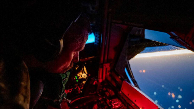 آخر تحديث: ترامب يمدد “الهدنة” بطلب باكستاني.. طهران ترفض “لعبة الوقت” وتعلن الاستنفار الشامل.. والأسطول الأمريكي يحكم “الحصار البحري” في انتظار الصدمة!