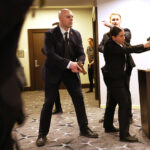 آخر التحديثات: “زلزال في واشنطن: ‘السام’ يترنح تحت أضواء الفلاشات.. ترامب ينفي ‘البصمة الإيرانية’ ويشخص ثقوب التأمين، وإخلاء كينيدي الابن يكمل لوحة الفوضى الشاملة!”