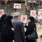 أرواح من ورق بين الركام.. طهران تلملم شتات “الذاكرة المحطمة” بالزهور