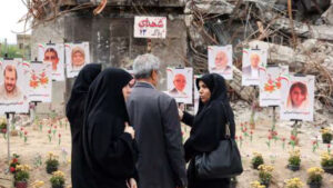 أرواح من ورق بين الركام.. طهران تلملم شتات “الذاكرة المحطمة” بالزهور