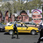 “معرض الوجوه الملائكية”.. شوارع طهران تتحول إلى ضريح مفتوح لأطفال “اليوم الأول”