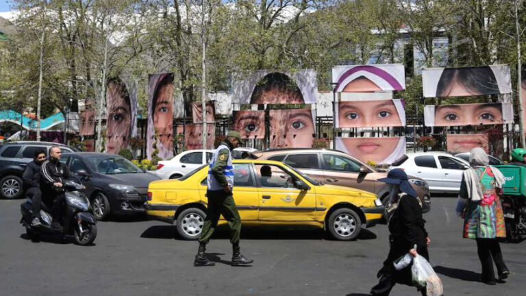 “معرض الوجوه الملائكية”.. شوارع طهران تتحول إلى ضريح مفتوح لأطفال “اليوم الأول”