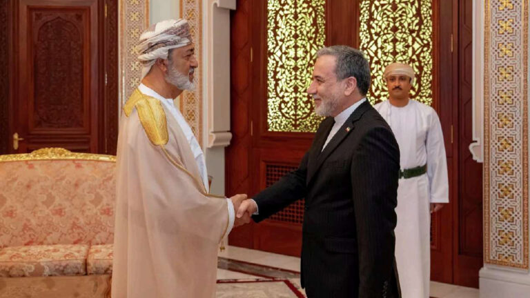 آخر تحديث : “من إسلام آباد إلى مسقط: عراقجي يضع ‘حقيبة الردع الدبلوماسي’ أمام السلطان هيثم.. طهران تعلن إفلاس ‘الوجود الأمريكي’ وتدعو لحلف ‘الأمن الجماعي’ بعيداً عن حماقات واشنطن!”